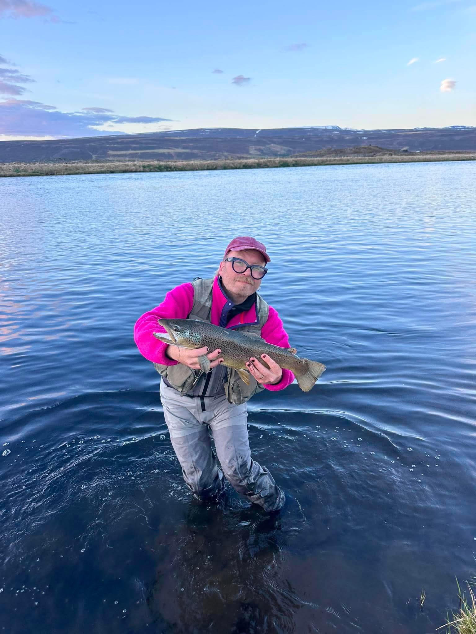 Veiðimaður með 61 cm Urriði sem veiddist á Óseyrinni 