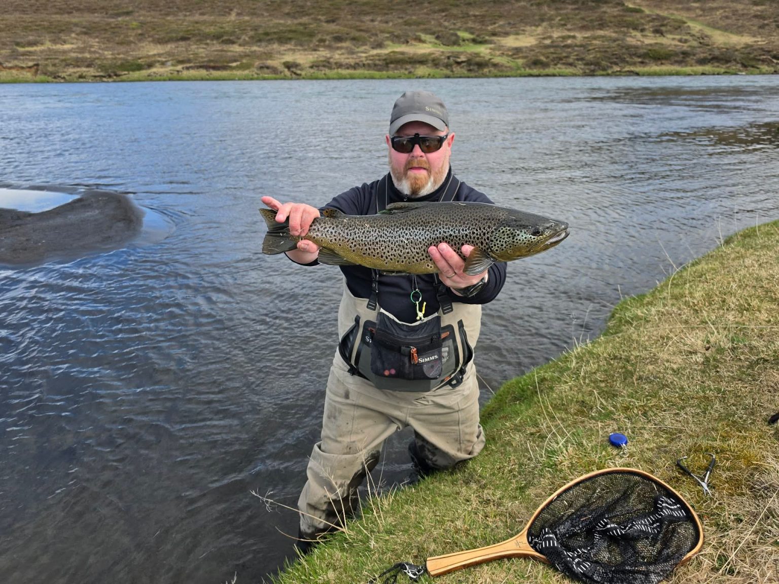 Veiðimaður með 62 cm fisk úr Höskuldarvík á Miðsvæðinu