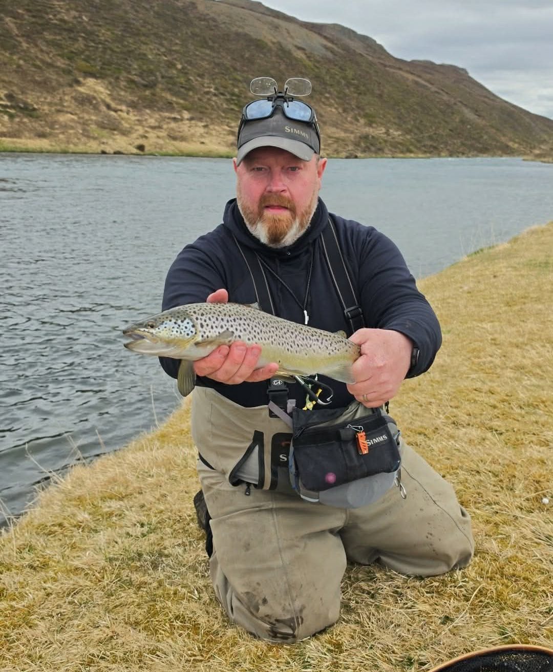 Veiðimaður emð 48 cm urriða sem veiddist í Dýjaveitum