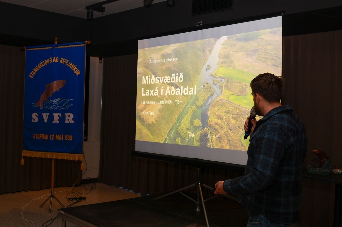 Ármann kynnir Miðsvæðið fyrir gestum.