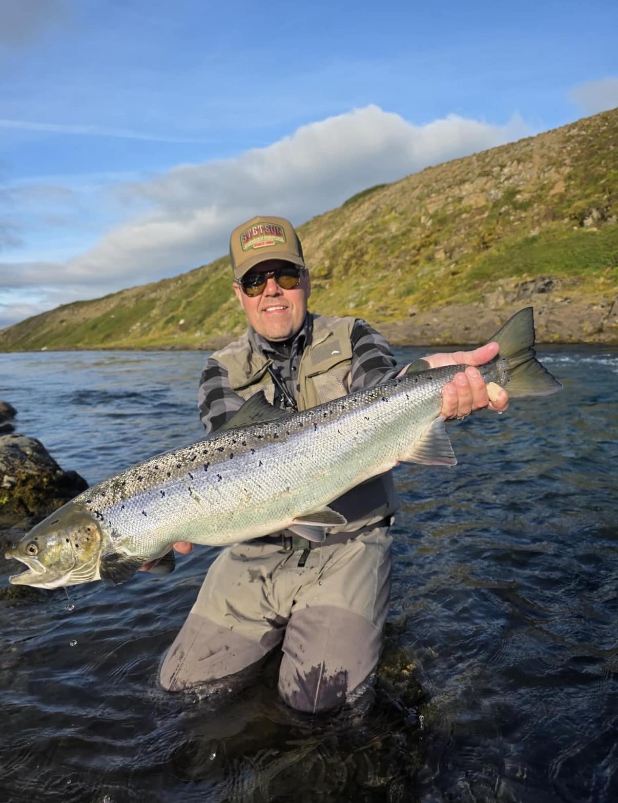 Veiðimaður með lax úr Sandá í Þistilfirði