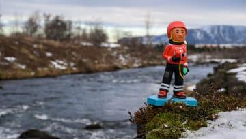 Neyðarkallinn afhentur við bakka Elliðaár