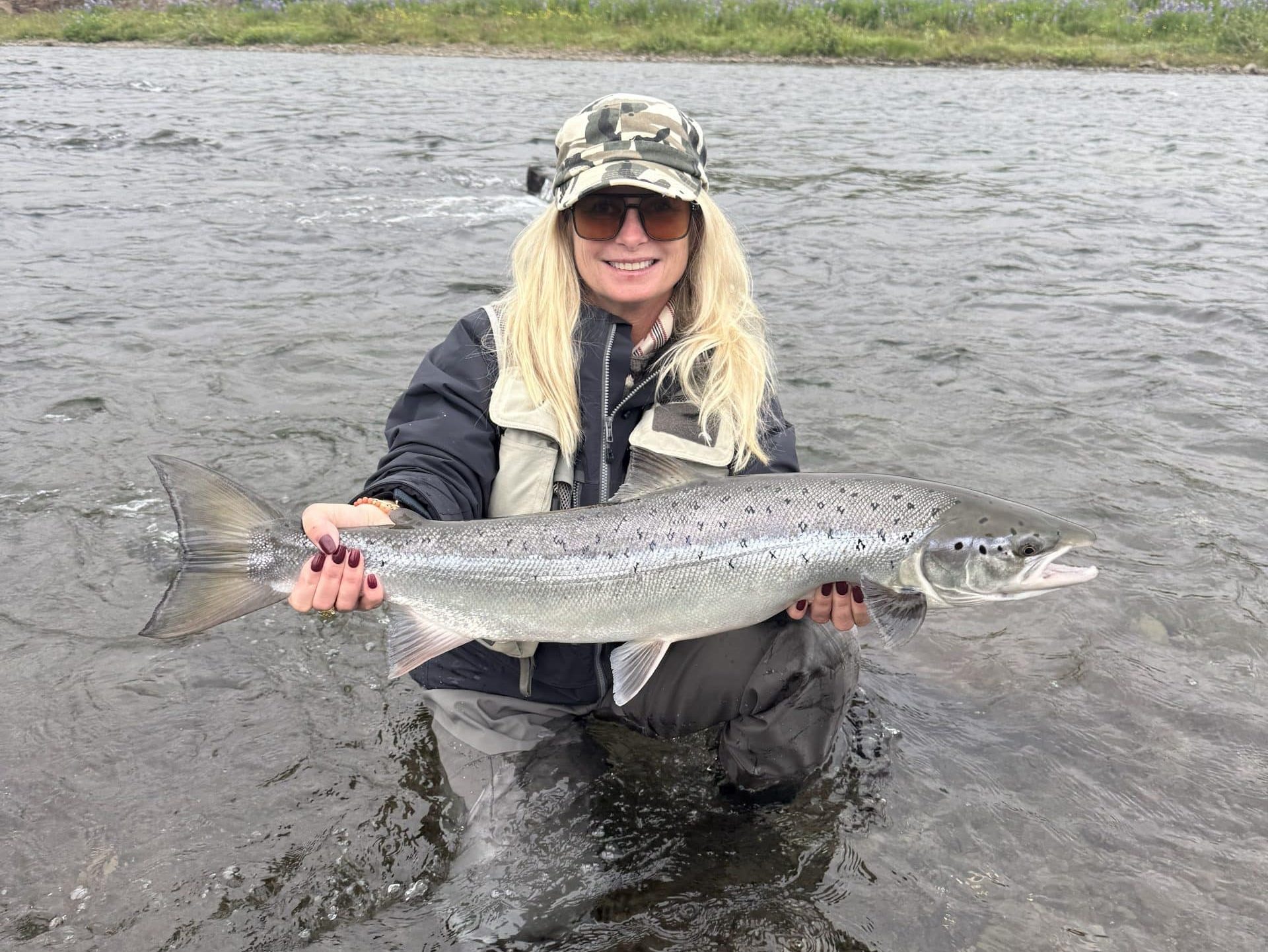 Veiðimaður með 77 cm hryggnu úr Langá