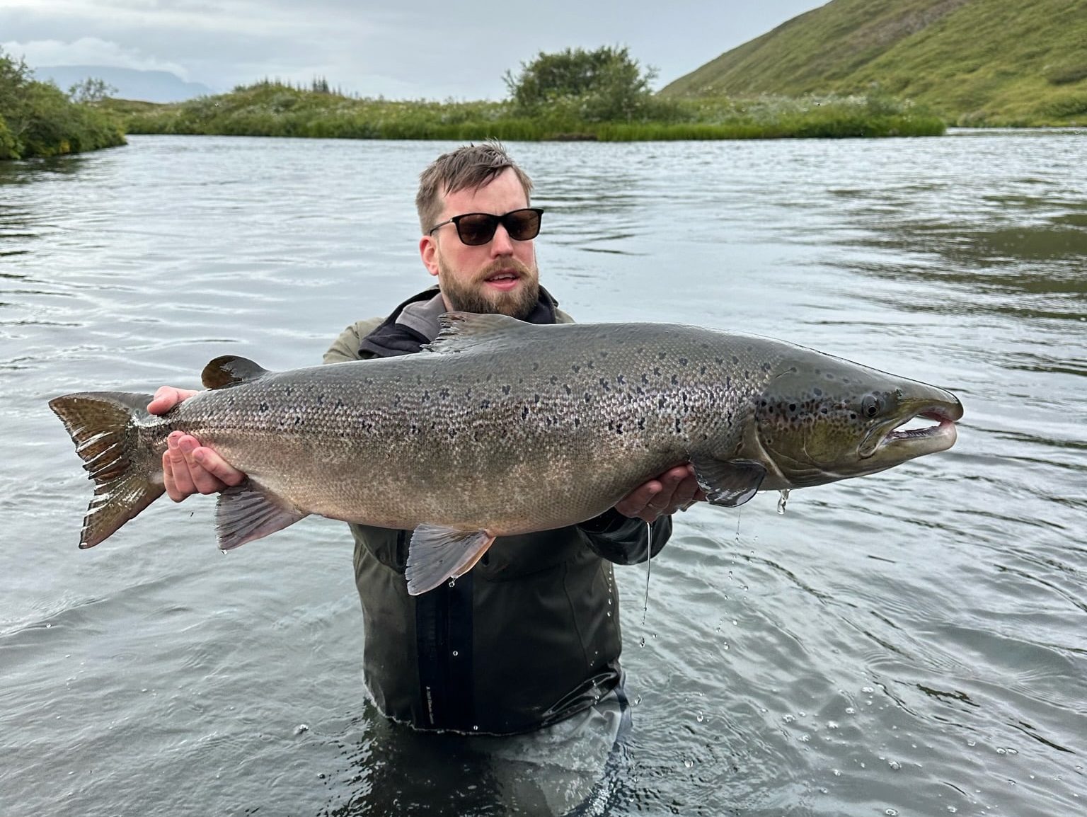 Ármann Kristjánsson, staðarhaldari á Miðsvæðinu í Laxá í Aðaldal með vænan stórlax
