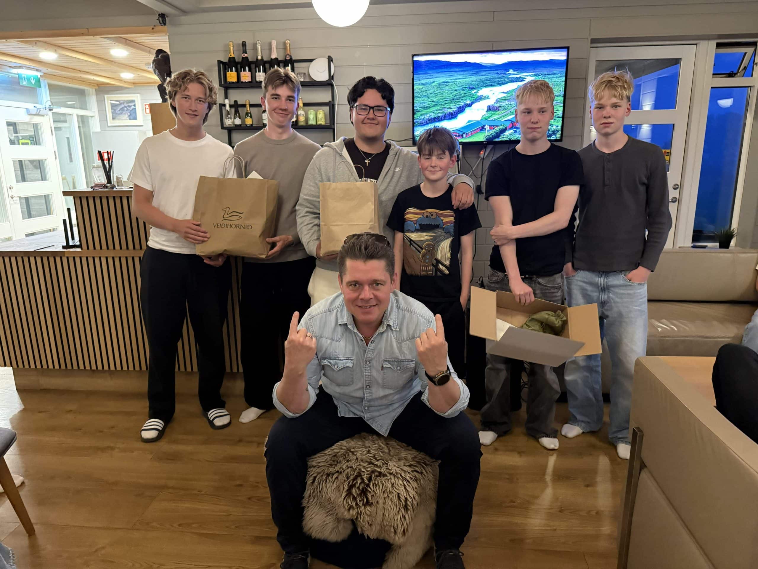 Skemmtikraftur með ungum pubquiz vinningshöfum
