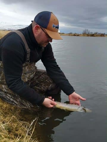 Veiðimaður sleppir urriða í opnunarholli Miðsvæðisins 2026"