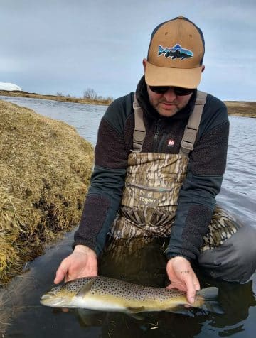 Veiðimaður með flottan urriða í opnunarholli Miðsvæðisins"