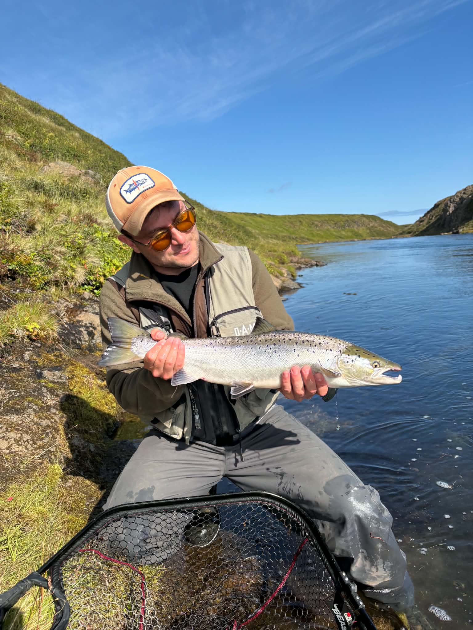 Veiðimaður með 70 cm lax úr Sandá í Þistilfirði
