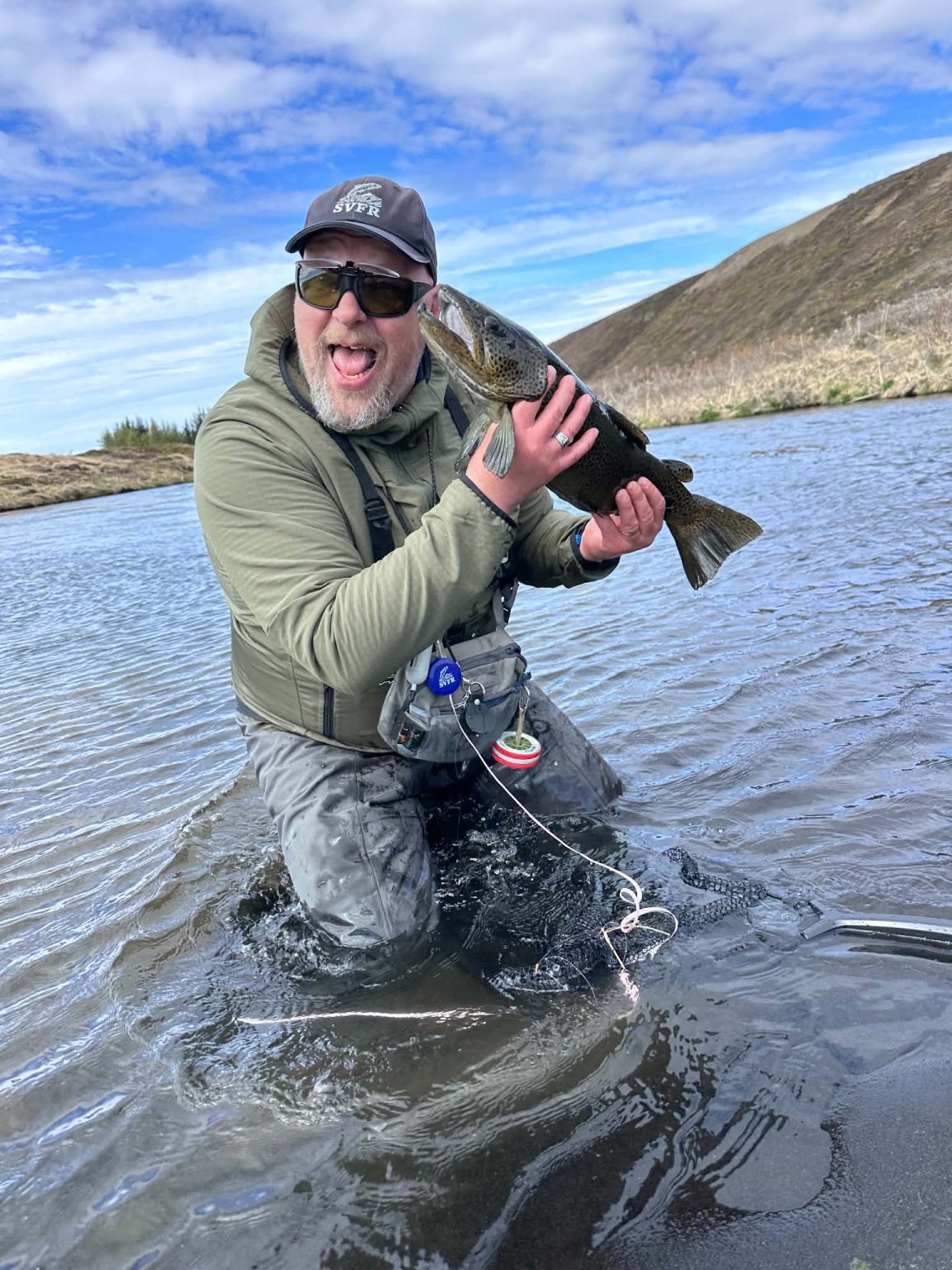 Veiðimaður með vænan fisk á Miðsvæðinu