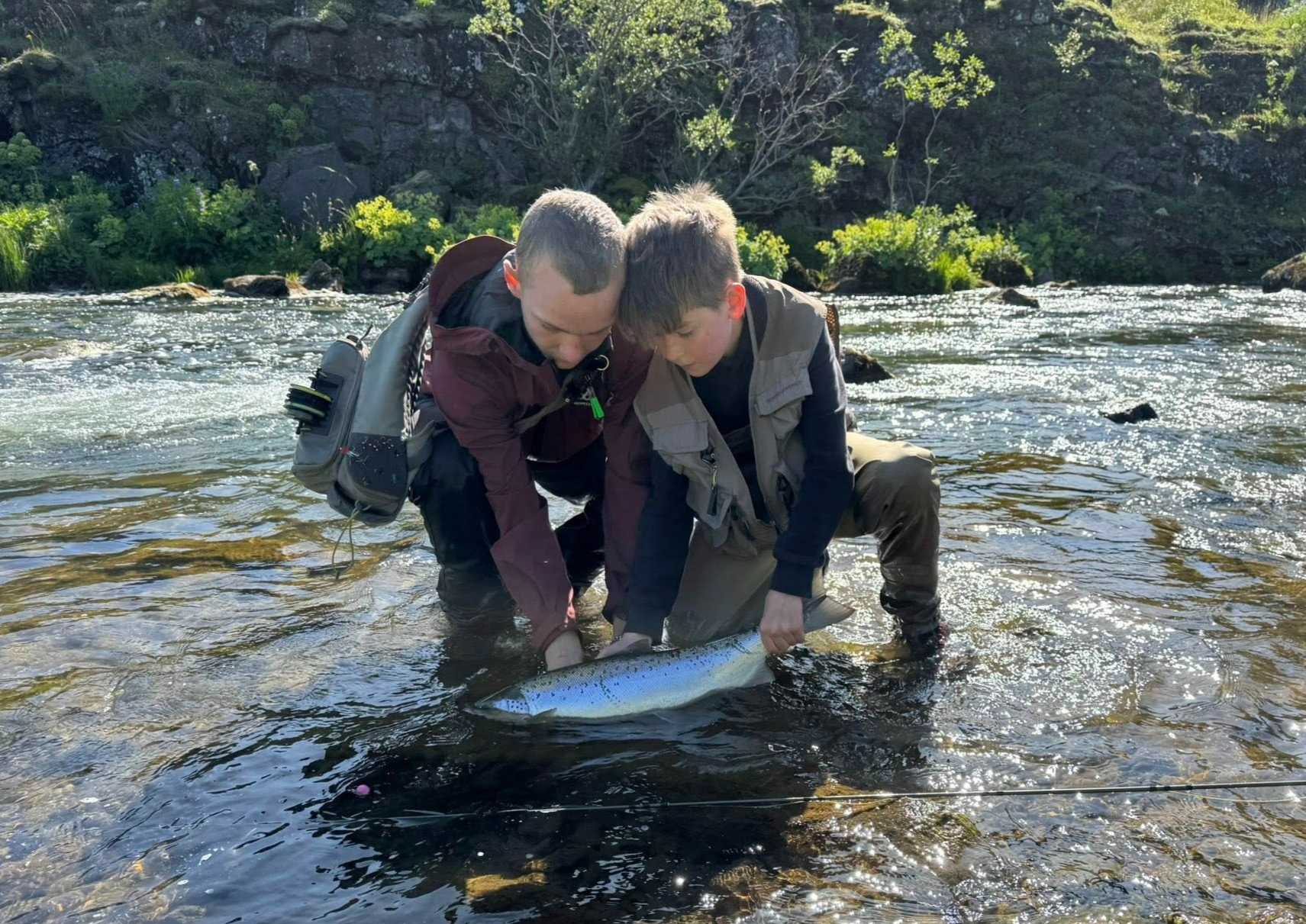 Drengir með lax úr elliðaánum á barnadögum