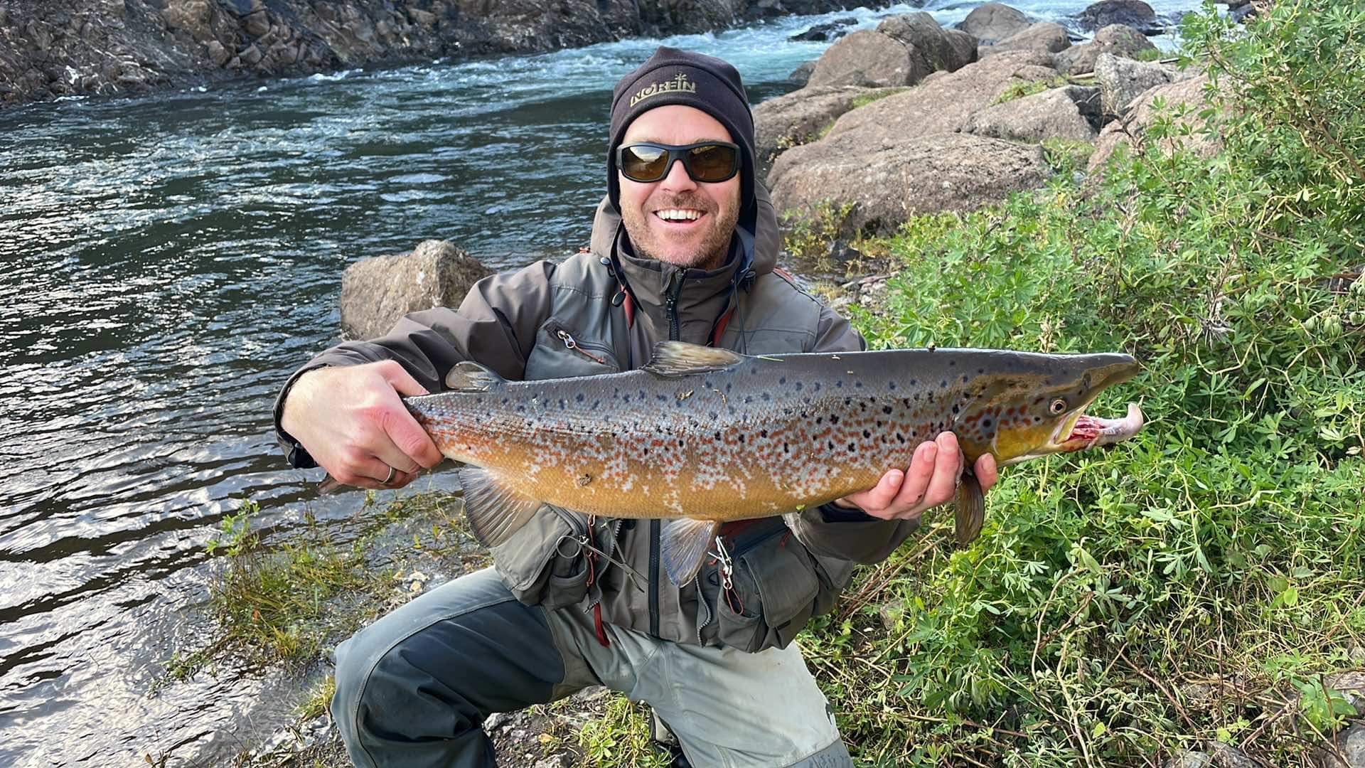 Veiðimaður með lax úr Gljúfurá