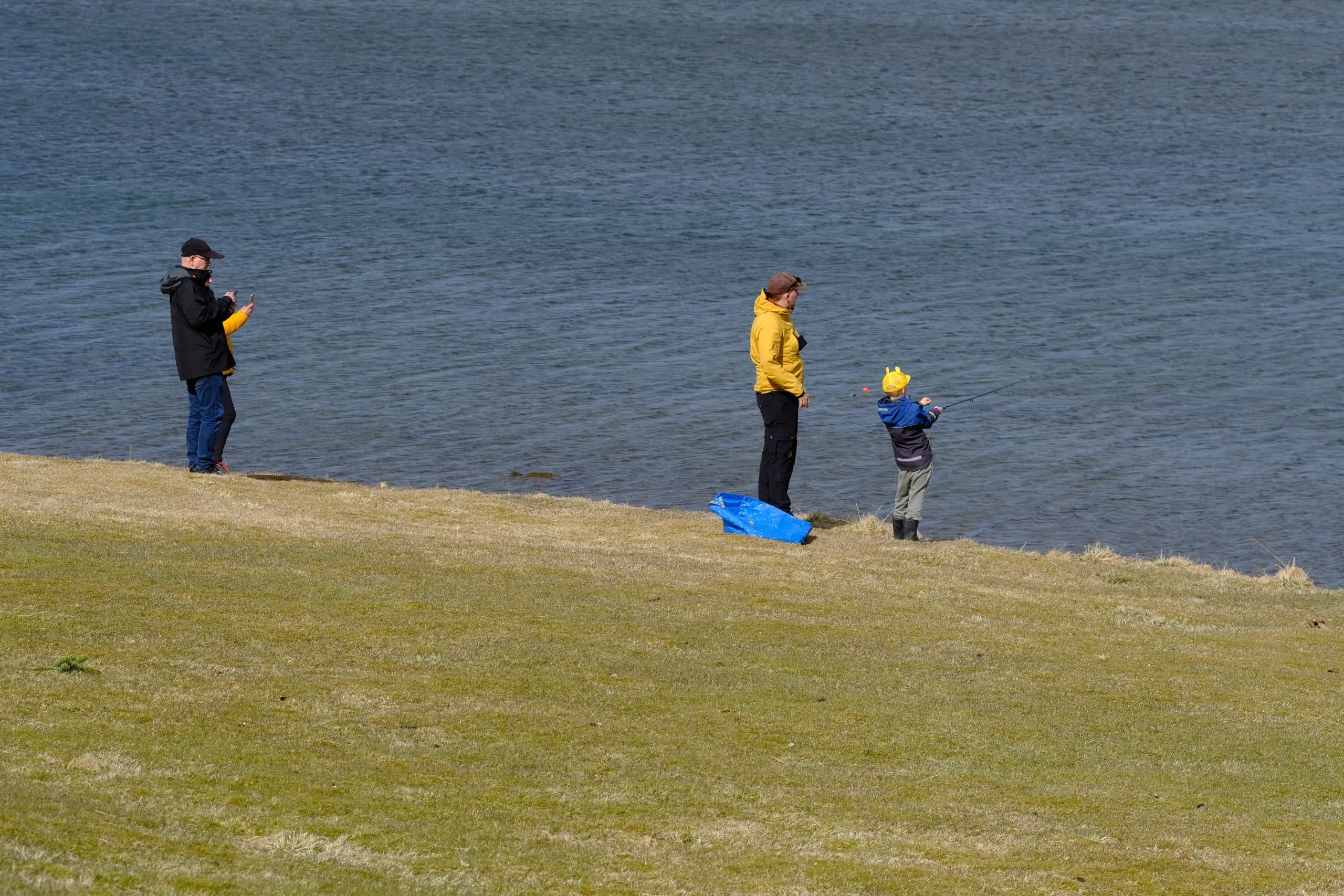 Fólk að veiða í Elliðavatni